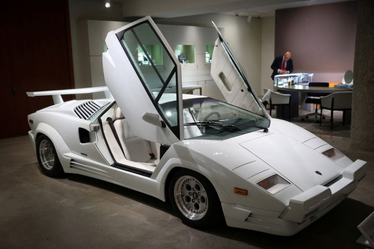 Une Lamborghini Countach 1989, édition 25e anniversaire, présentée lors d'une conférence de presse à New York