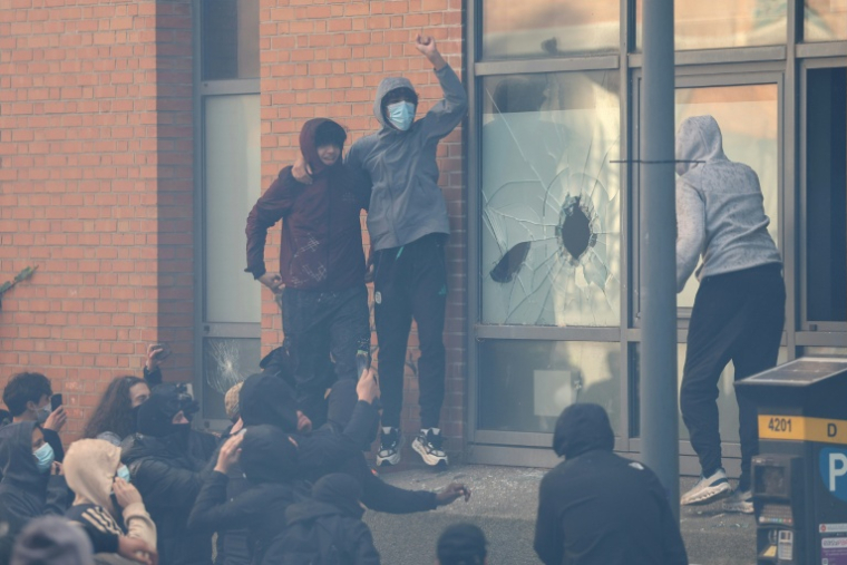 Des protestataires devant des vitres brisées du lycée Franklin, lors d'une manifestation contre la vie chère à Lille, le 17 octobre 2026 ( AFP / Sameer AL-DOUMY )