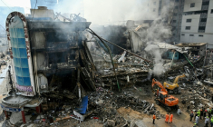 Les secouristes recherchent les disparus dans les décombres du centre commercial, qui hébergeait 1.200 boutiques à Karachi, le 19 janvier 2026 ( AFP / Asif HASSAN )