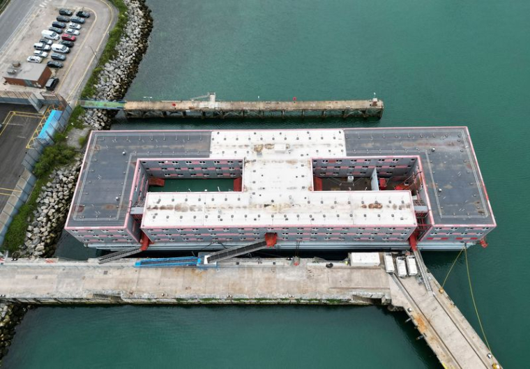 La barge Bibby Stockholm amarrée au port de Portland, près de Poole, en Grande-Bretagne