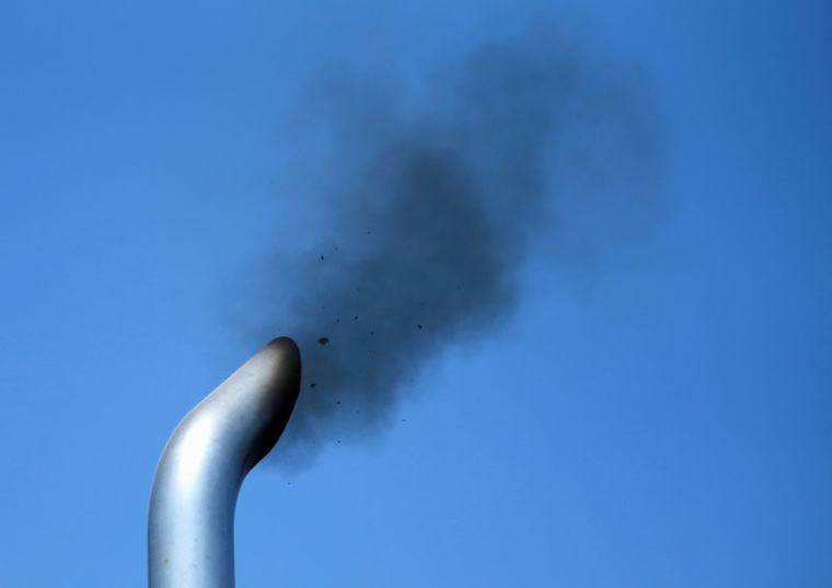 Le tuyau d'échappement d'un camion dont le moteur est soumis à des tests de pollution