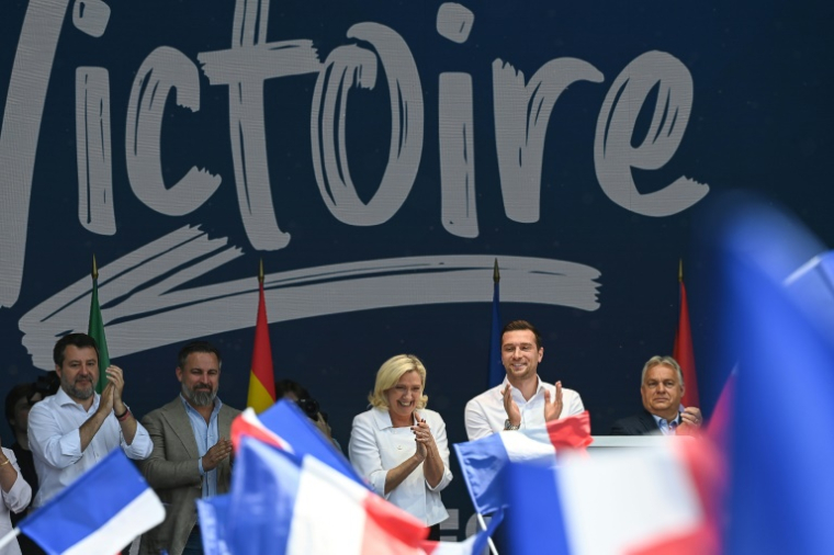 De droite à gauche : Viktor Orban, alors Premier ministre hongrois; Jordan Bardella et Marine Le Pen; le leader du parti d'extrême droite espagnol Vox Santiago Abascal et le ministre italien des Transports, Matteo Sal, le 9 juin 2025 à Mormant-sur-Vernisson (Loiret) ( AFP / JEAN-FRANCOIS MONIER )