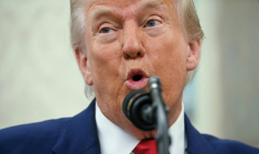 Le président américain Donald Trump dans le Bureau ovale de la Maison Blanche, à Washington, le 28 mai 2025  ( AFP / Jim WATSON )