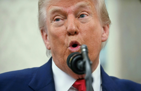 Le président américain Donald Trump dans le Bureau ovale de la Maison Blanche, à Washington, le 28 mai 2025  ( AFP / Jim WATSON )