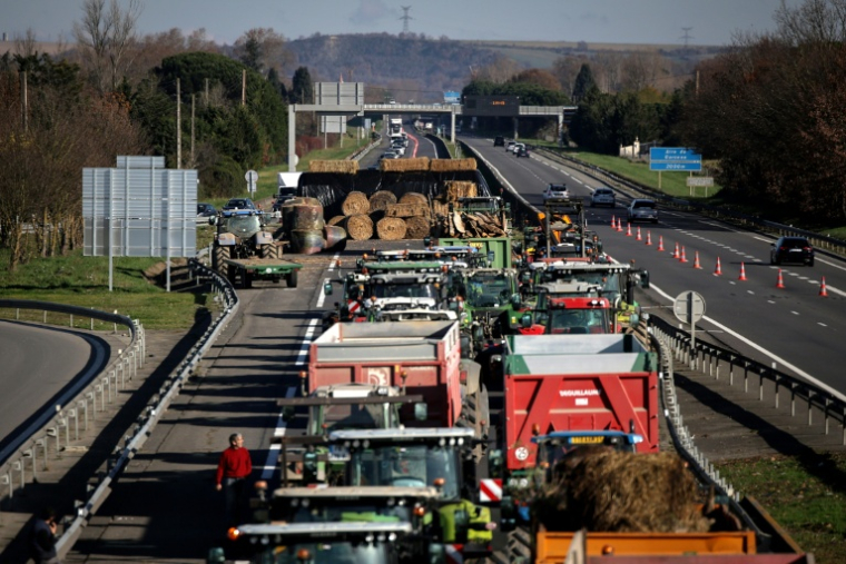 Des agriculteurs bloquent une portion de l'autoroute A64 lors d'une manifestation à Carbonne, dans le sud-ouest, le 13 décembre 2025  ( AFP / Valentine CHAPUIS )