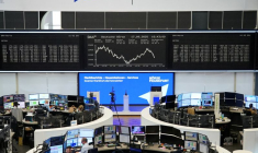 Le graphique de l'indice boursier allemand DAX est photographié à la bourse de Francfort