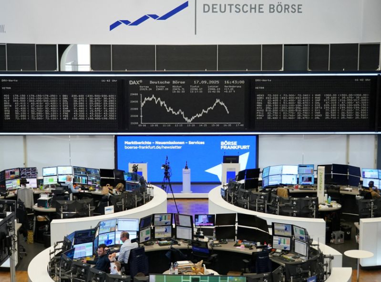 Le graphique de l'indice boursier allemand DAX est photographié à la bourse de Francfort