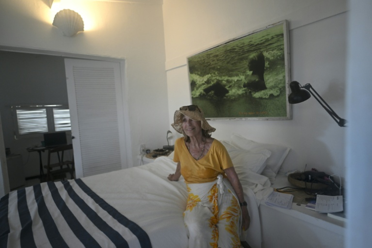 Marcela Mayol, 92 ans, pose dans la chambre où résida Brigitte Bardot en 1964 à Buzios, au Brésil, le 3 janvier 2026 ( AFP / MAURO PIMENTEL )