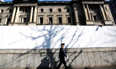 LA BOJ RÉDUIT SES AIDES D'URGENCE MAIS RESTE TRÈS ACCOMMODANTE