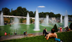 Les gens se rafraîchissent pendant une vague de chaleur à Paris, en France