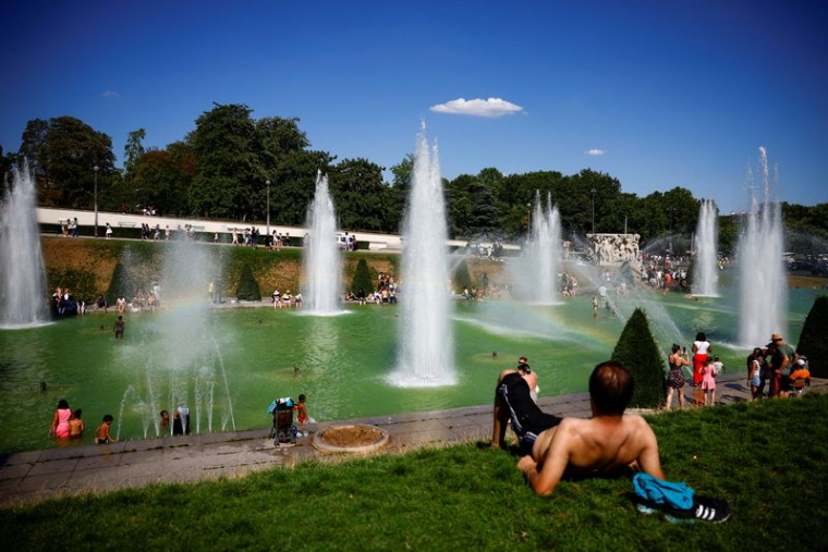 Les gens se rafraîchissent pendant une vague de chaleur à Paris, en France
