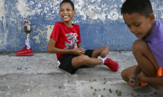 Juan Jose Guilarte, 10 ans, joue aux billes avec un camarade à La Havane, le 25 avril 2026 à Cuba ( AFP / YAMIL LAGE )
