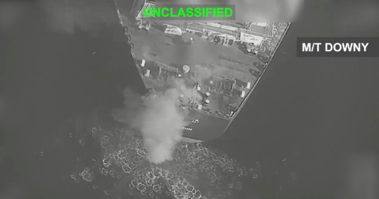 Image tirée d'une vidéo, le 5 septembre 2026, diffusée par le Commandement central des États-Unis (CENTCOM) sur X montrant ce que le CENTCOM présente comme une frappe des forces armées américaines contre un pétrolier iranien, le M/T Downy, au large de l'île de Kharg ( US Central Command (CENTCOM) / Handout )