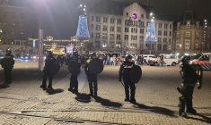 Des policiers montent la garde après des affrontements entre des jeunes et des supporters de football israéliens à Amsterdam