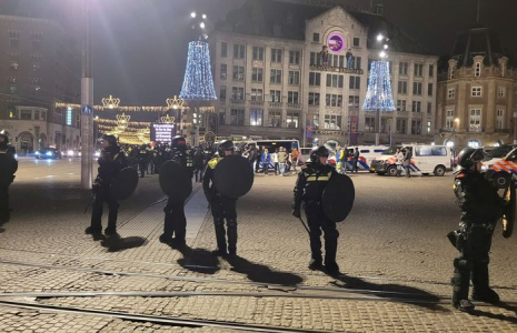Des policiers montent la garde après des affrontements entre des jeunes et des supporters de football israéliens à Amsterdam