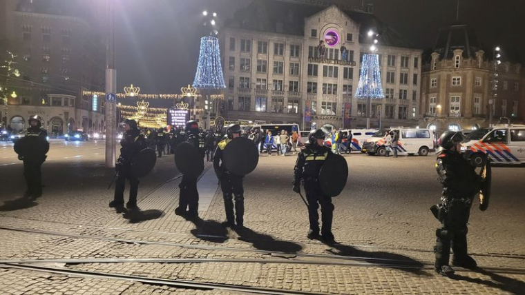 Des policiers montent la garde après des affrontements entre des jeunes et des supporters de football israéliens à Amsterdam
