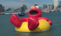 Un Labubu géant dans la baie de Hong Kong
