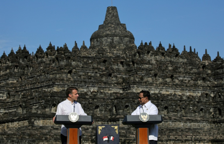 Emmanuel Macron et Prabowo Subianto au temple de Borobudur le 29 mai 2025 ( POOL / YASUYOSHI CHIBA )