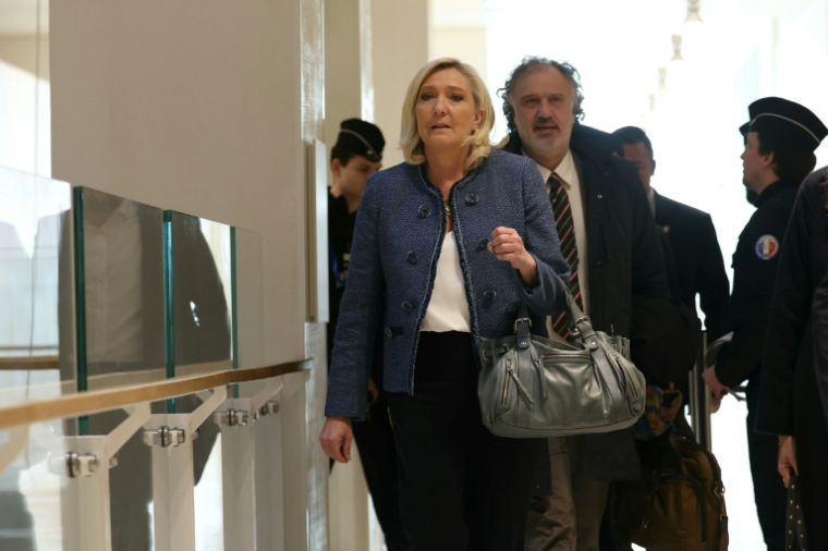 Marine Le Pen arrive à une audience de son procès pour détournement de fonds publics, le 31 mars 2025 à Paris ( AFP / Alain JOCARD )
