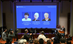Le trio vainqueur du prix Nobel de médecine, à Stockholm, le 5 octobre 2026 ( AFP / Jonathan Nackstrand )