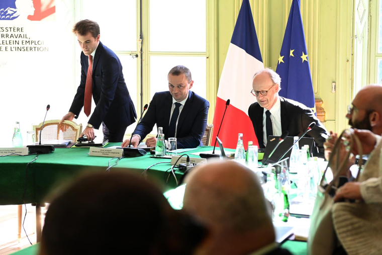 Le ministre du Travail Olivier Dussopt lors de la première consultation sur la réforme des retraites le 5 octobre 2022. ( POOL / Alain JOCARD )