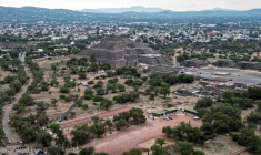 Une vue aérienne montre la pyramide de la Lune sur le site archéologique de Teotihuacan, après une fusillade, dans l'Etat de Mexico, le 20 avril 2026 ( AFP / Yuri CORTEZ )