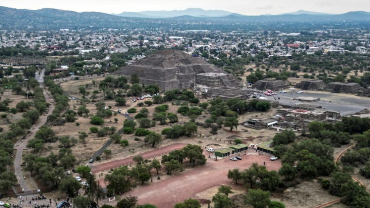 Une vue aérienne montre la pyramide de la Lune sur le site archéologique de Teotihuacan, après une fusillade, dans l'Etat de Mexico, le 20 avril 2026 ( AFP / Yuri CORTEZ )