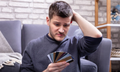 (Comment ne pas subir de plein fouet la hausse des frais bancaires annoncée pour 2025 ?- Crédit photo : Adobe Stock)