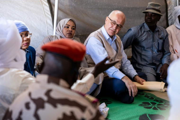 Le Haut Commissaire aux réfugiés des Nations unies, Barham Saleh (2e à partir de la droite), discute avec des réfugiés soudanais, à Farchana (Tchad), le 14 janvier 2026 ( AFP / Joris Bolomey )