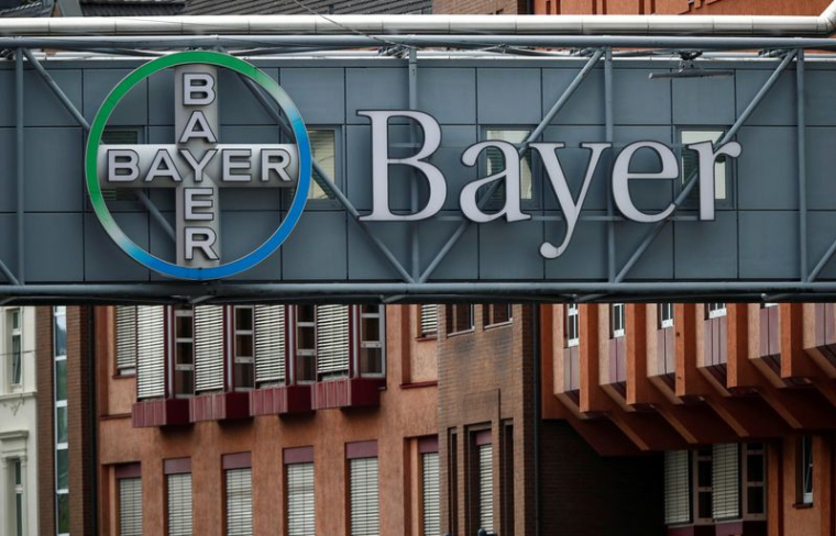 Photo d'archives du logo Bayer à Wuppertal, Allemagne