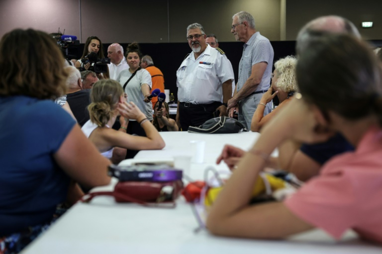 Le préfet de l'Aude, Christian Pouget rencontre des réfugiés au à la salle des Fêtes de  Lézignan-Corbières, dans l'Aude, le 7 août 2025 ( AFP / Valentine CHAPUIS )