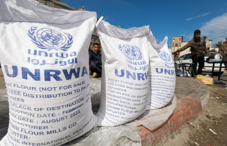 Des Palestiniens déplacés attendent de recevoir de l'aide de l'UNRWA, à Rafah