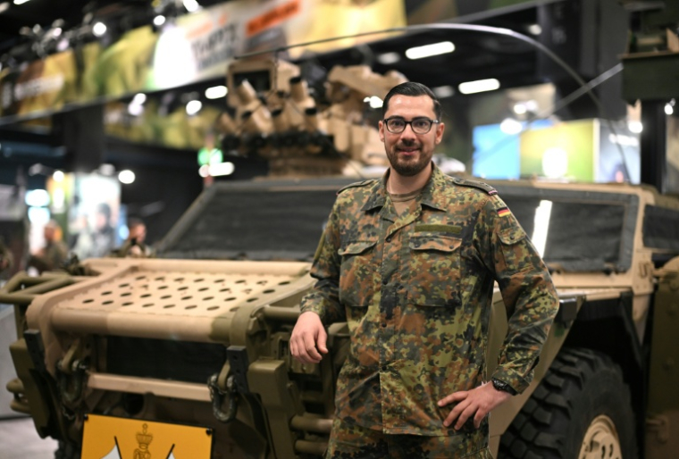 Le Lieutenant Peter devant un véhicule de  reconnaissance de la Bundeswehr, au stand de l'armée allemande, au plus grand salon de fitness au monde, la Fibo à Cologne (ouest), le 16 avril ( AFP / Ina FASSBENDER )