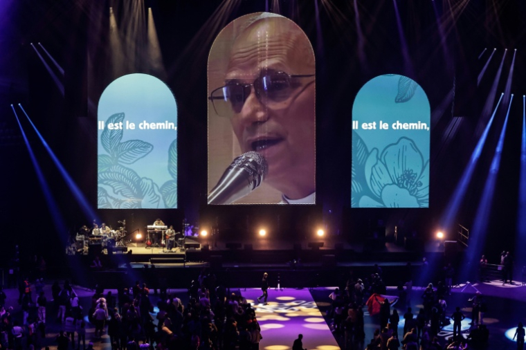 Une photo du pape Léon XIV projetée au "Congrès mission", à l'Accor Arena, à Paris, le 7 novembre 2025 ( AFP / STEPHANE DE SAKUTIN )