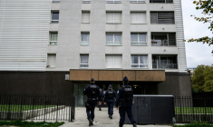 Des CRS aux abords d'un immeuble résidentiel du quartier Mistral, dans le cadre d'une opération anti-drogue, à Grenoble, le 15 octobre 2025 ( AFP / JEFF PACHOUD )