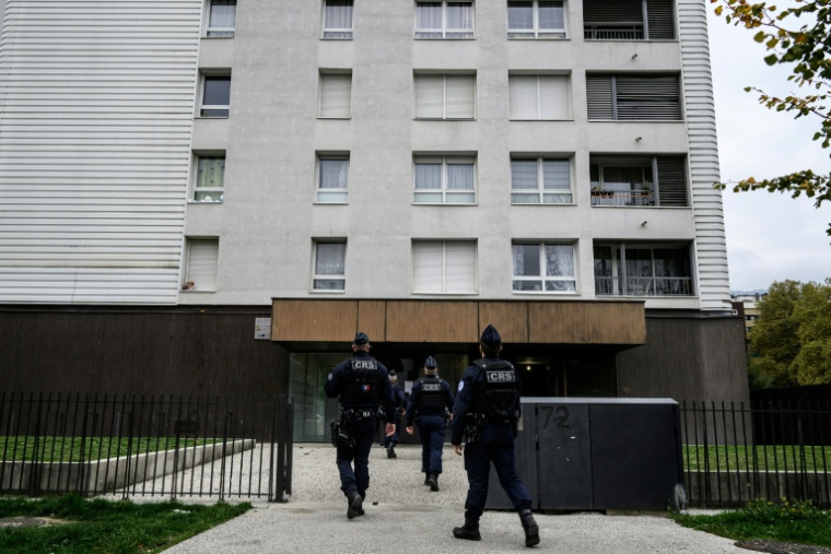 Des CRS aux abords d'un immeuble résidentiel du quartier Mistral, dans le cadre d'une opération anti-drogue, à Grenoble, le 15 octobre 2025 ( AFP / JEFF PACHOUD )