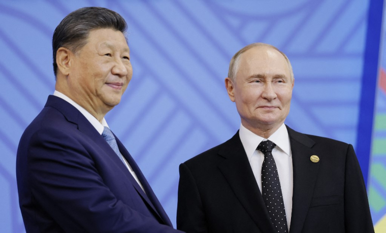 Xi Jinping et Vladimir Poutine à Kazan, en Russie, le 23 octobre 2023. ( POOL / MAXIM SHEMETOV )