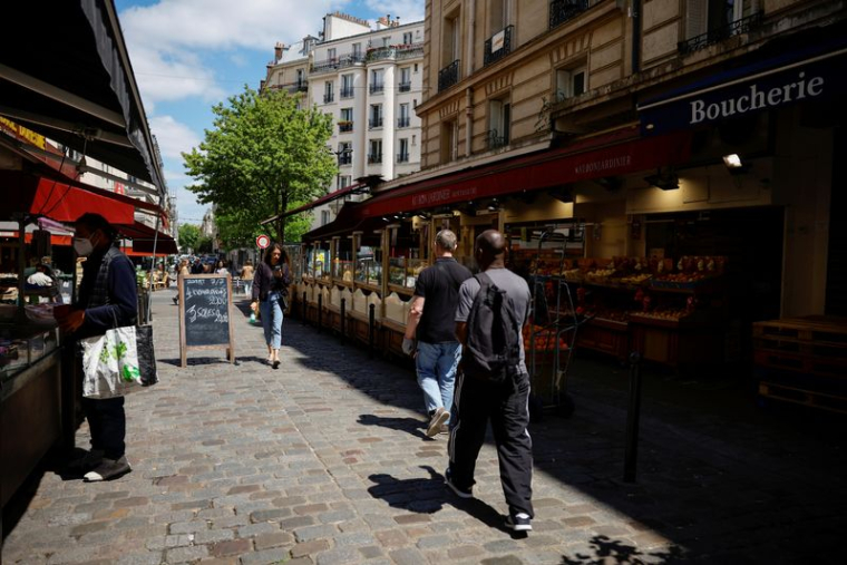 Photo d'archives de passants devant des magasins d'alimentation à Paris