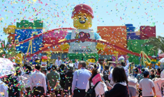 Des milliers de visiteurs ont assisté à la cérémonie d'ouverture du parc Legoland de Shanghai, le 5 juillet 2025 ( AFP / STR )