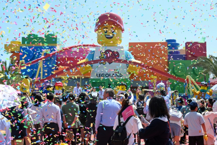Des milliers de visiteurs ont assisté à la cérémonie d'ouverture du parc Legoland de Shanghai, le 5 juillet 2025 ( AFP / STR )