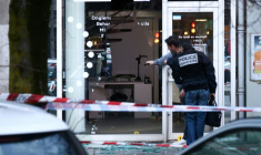 Des policiers examinent la vitrine d'un salon de beauté contre lequel une grenade a été lancée à Grenoble, le 6 février 2026 en Isère ( AFP / Alex MARTIN )