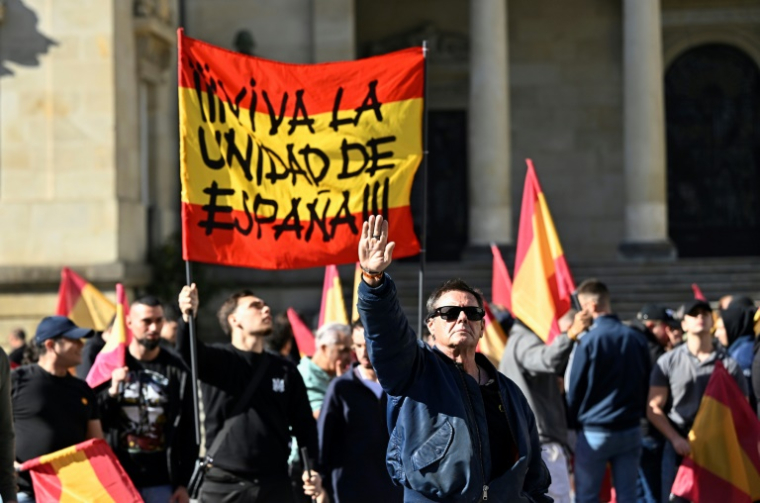 Des partisans de la Phalange se rassemblent lors d'un rassemblement appelé par le groupe d'extrême droite pour l'unité de l'Espagne et marquant la fête nationale espagnole à Vitoria le 12 octobre 2025. ( AFP / ANDER GILLENEA )