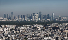 Les gratte-ciel se dressent à l'horizon dans le quartier d'affaires de La Défense