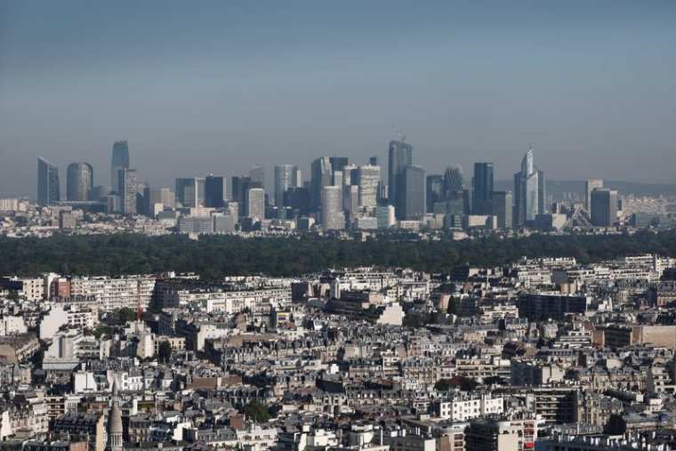 Des gratte-ciel se dressent sur la ligne d'horizon dans le quartier d'affaires de La Défense