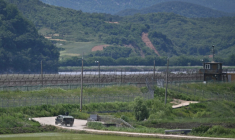 Un véhicule militaire sud-coréen patrouille à la frontière avec la Corée du Nord, délimitée par la rivière Imjin, à Paju, en Corée du Sud, le 5 juin 2025 ( AFP / Pedro PARDO )