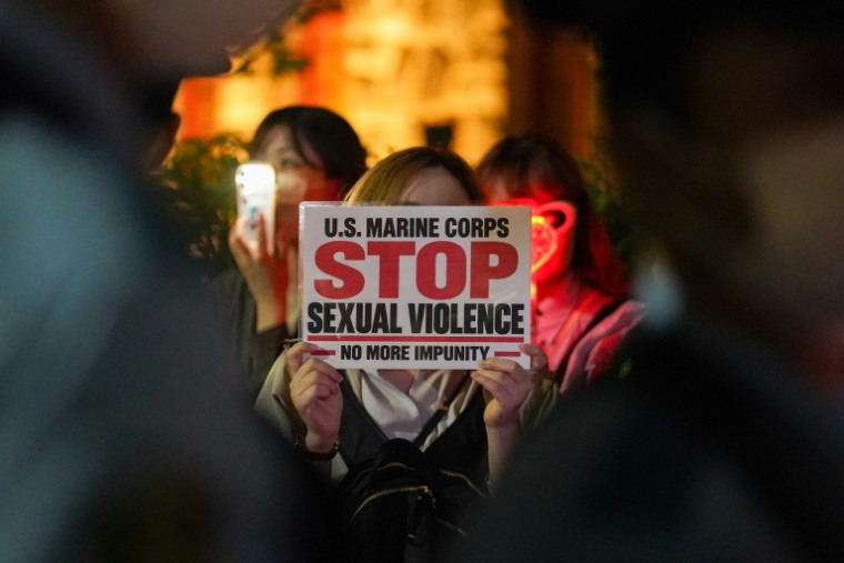 Des manifestants protestent contre la présence de soldats américains au Japon, le 6 octobre 2026 devant l'ambassade américaine au Japon, à Tokyo ( AFP / CHRISTOPHER JUE )