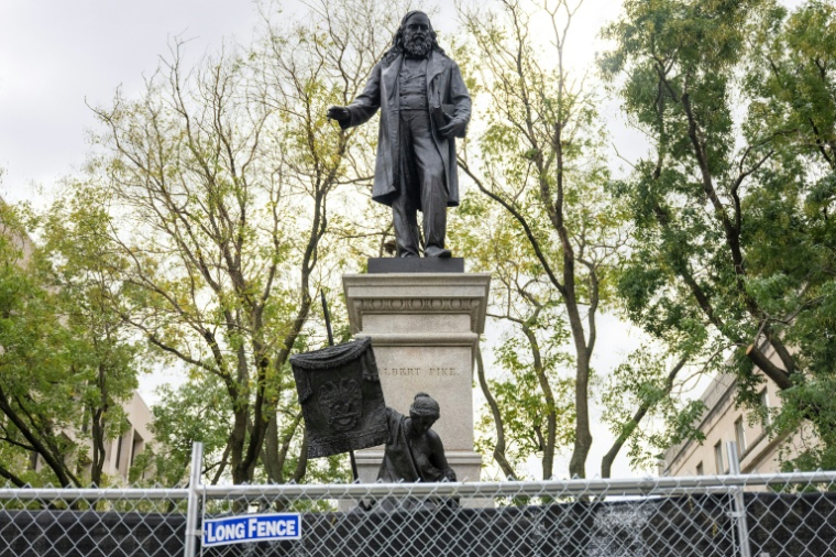 La statue du général confédéré Albert Pike à Washington, le 28 octobre 2025 ( AFP / Jim WATSON )