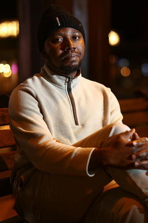 Omatule Ameh, soignant nigérian, à Cranleigh Surrey, le 11 novembre 2025 ( AFP / HENRY NICHOLLS )