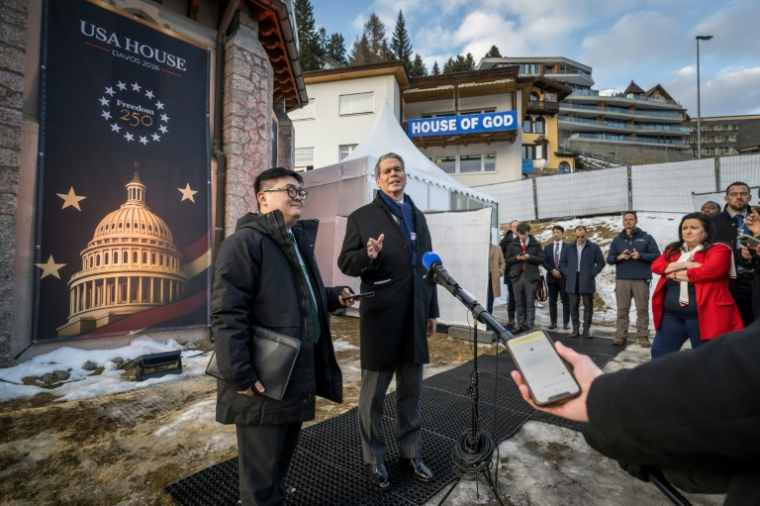 Le secrétaire américain au Trésor, Scott Bessent, s'exprime devant la Maison des Etats-Unis lors d'une conférence de presse au Forum économique mondial à Davos (Suisse), le 19 janvier 2026 ( AFP / Fabrice COFFRINI )