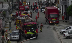 Un important incendie ravage un entrepôt de pièces de moto à Rio de Janeiro